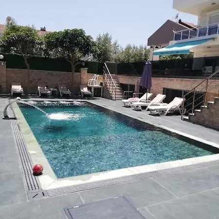 Royal Palace Private Pool Halal