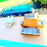 Royal Palace Private Pool Halal Vila *
